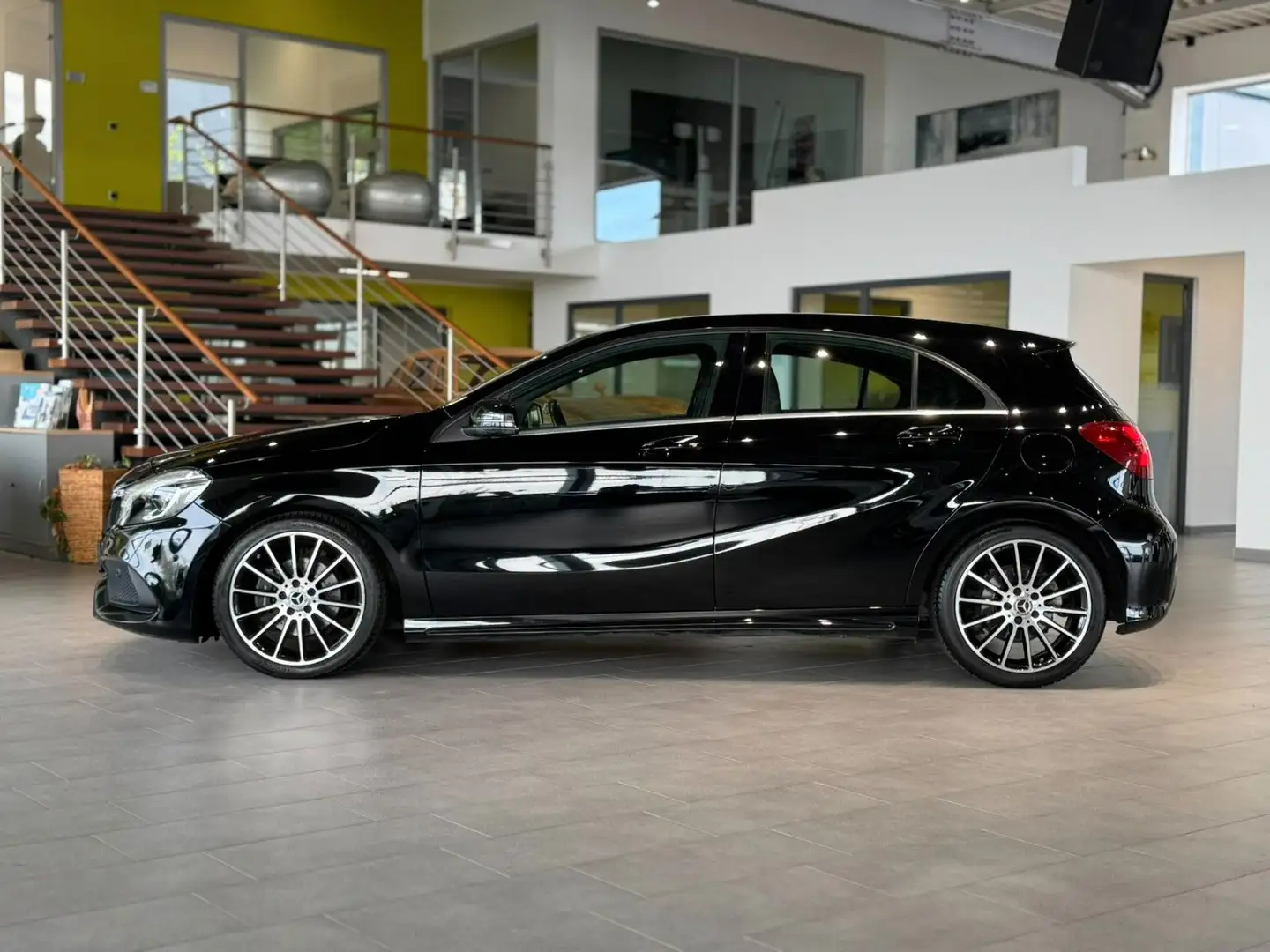 Mercedes-Benz A 180 AMG-Line*LED High Performance*SHZ*PDC*Navi crna - 2