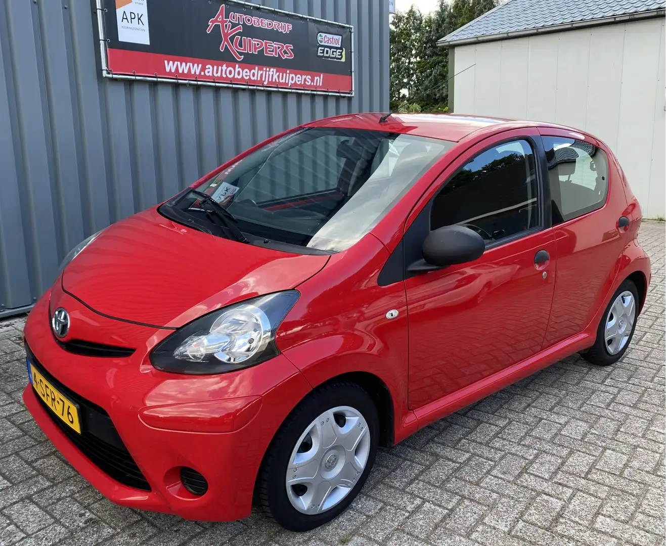 Toyota Aygo 1.0 VVT-i Now Airco.Electr pakket.Trekhaak.Audio Rouge - 2