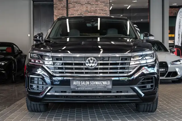 Volkswagen Touareg view 5