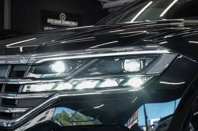 Volkswagen Touareg view 4