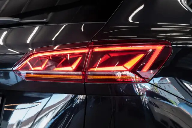 Volkswagen Touareg view 8