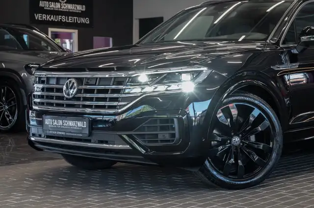 Volkswagen Touareg view 3