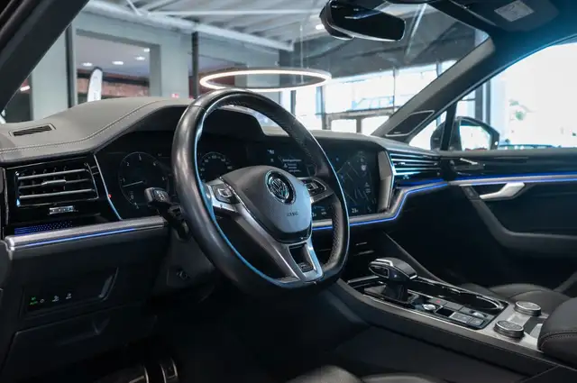 Volkswagen Touareg view 13