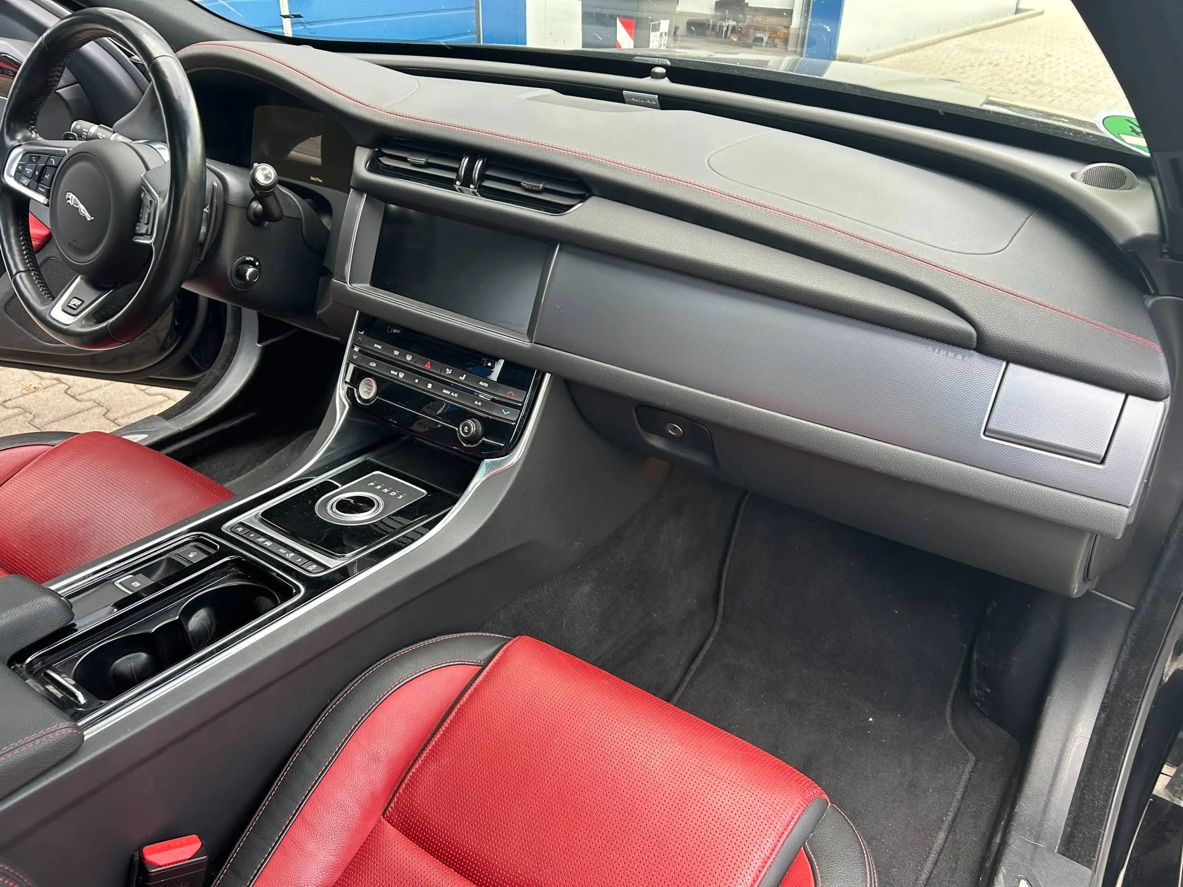 Jaguar XF XF Diesel 30d Aut. R-Sport Vollausstattung — photo 9