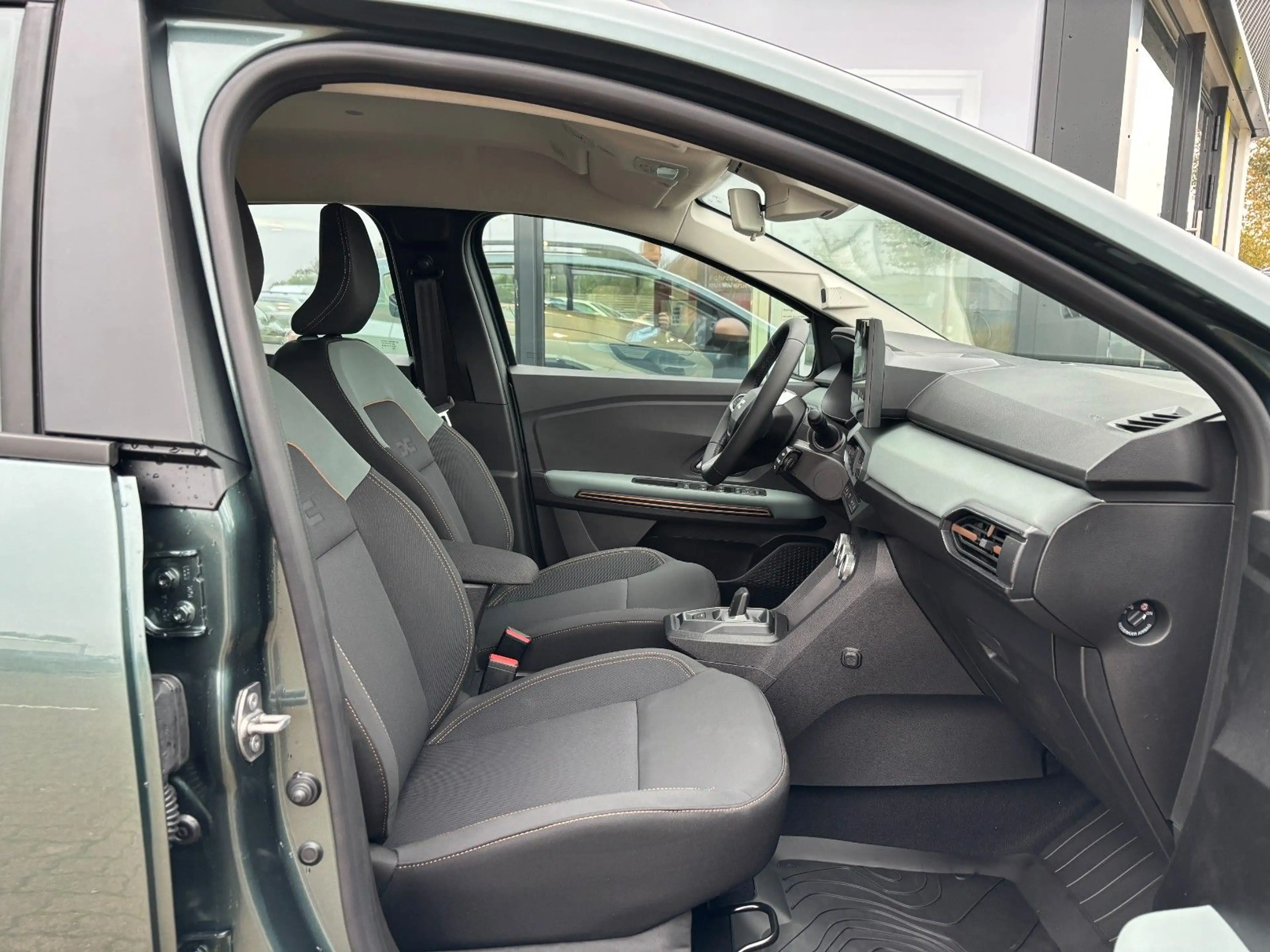 Dacia Sandero Stepway Extreme hybrid 155 — photo 12