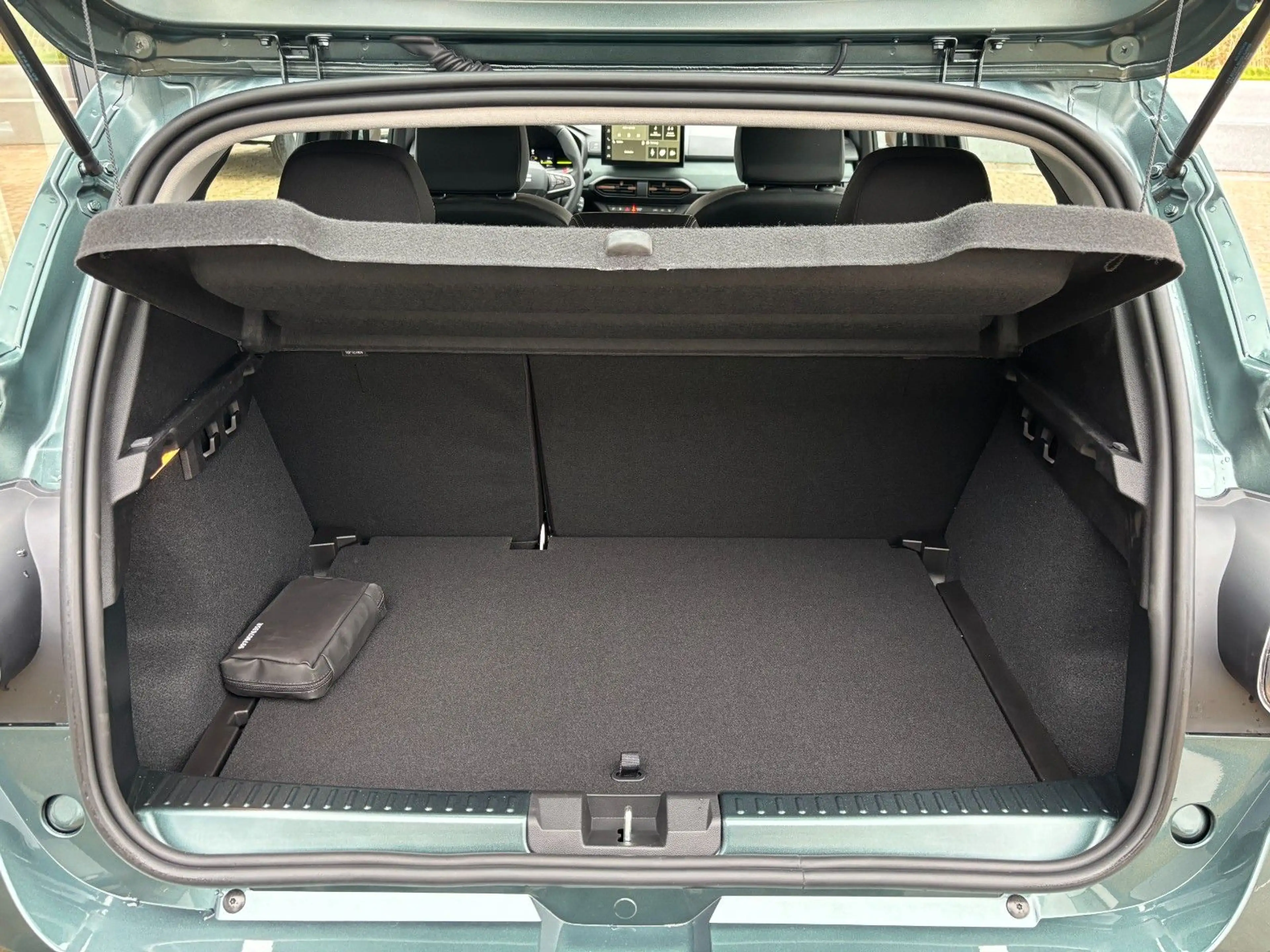 Dacia Sandero Stepway Extreme hybrid 155 — photo 7