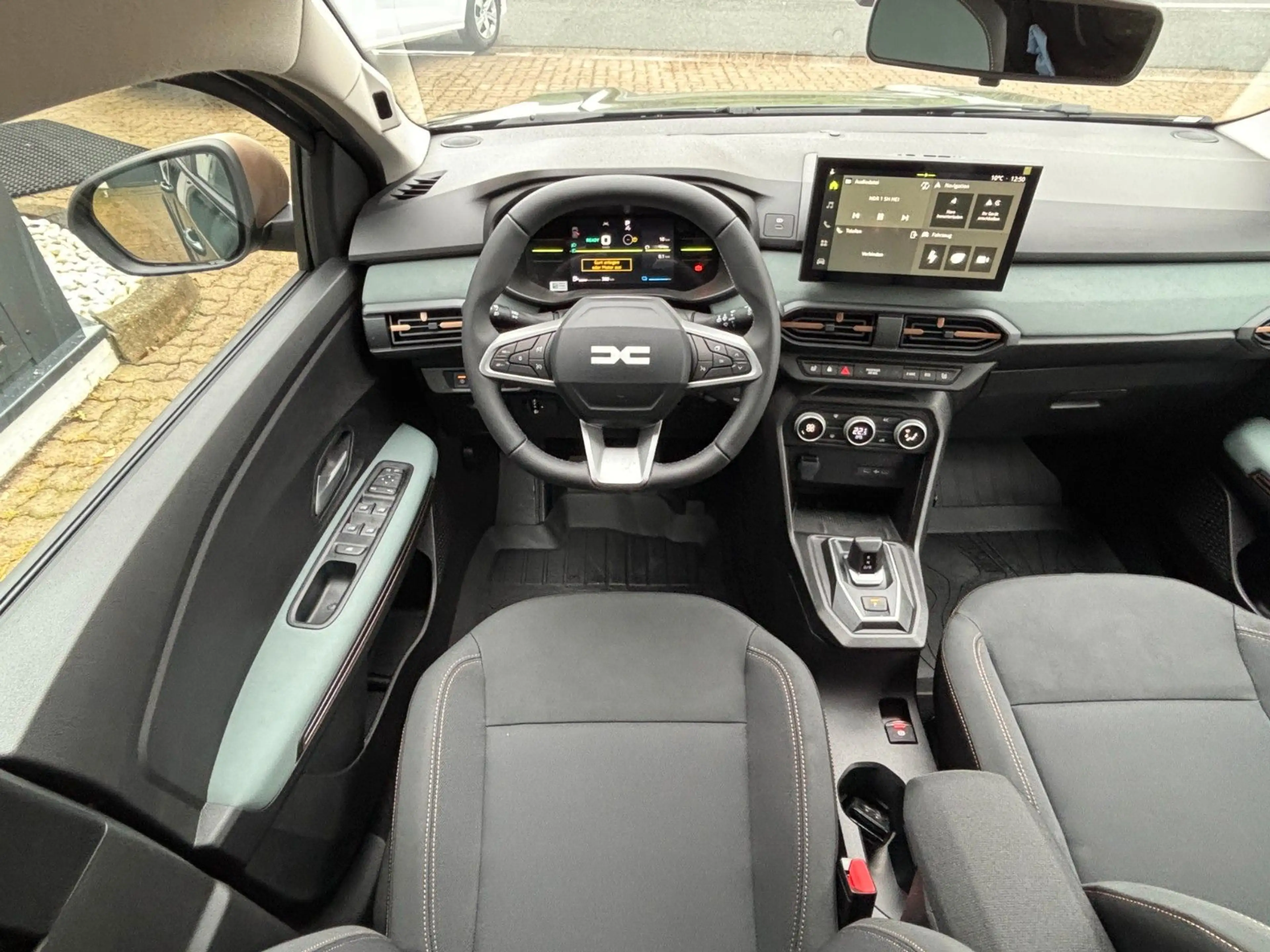 Dacia Sandero Stepway Extreme hybrid 155 — photo 11