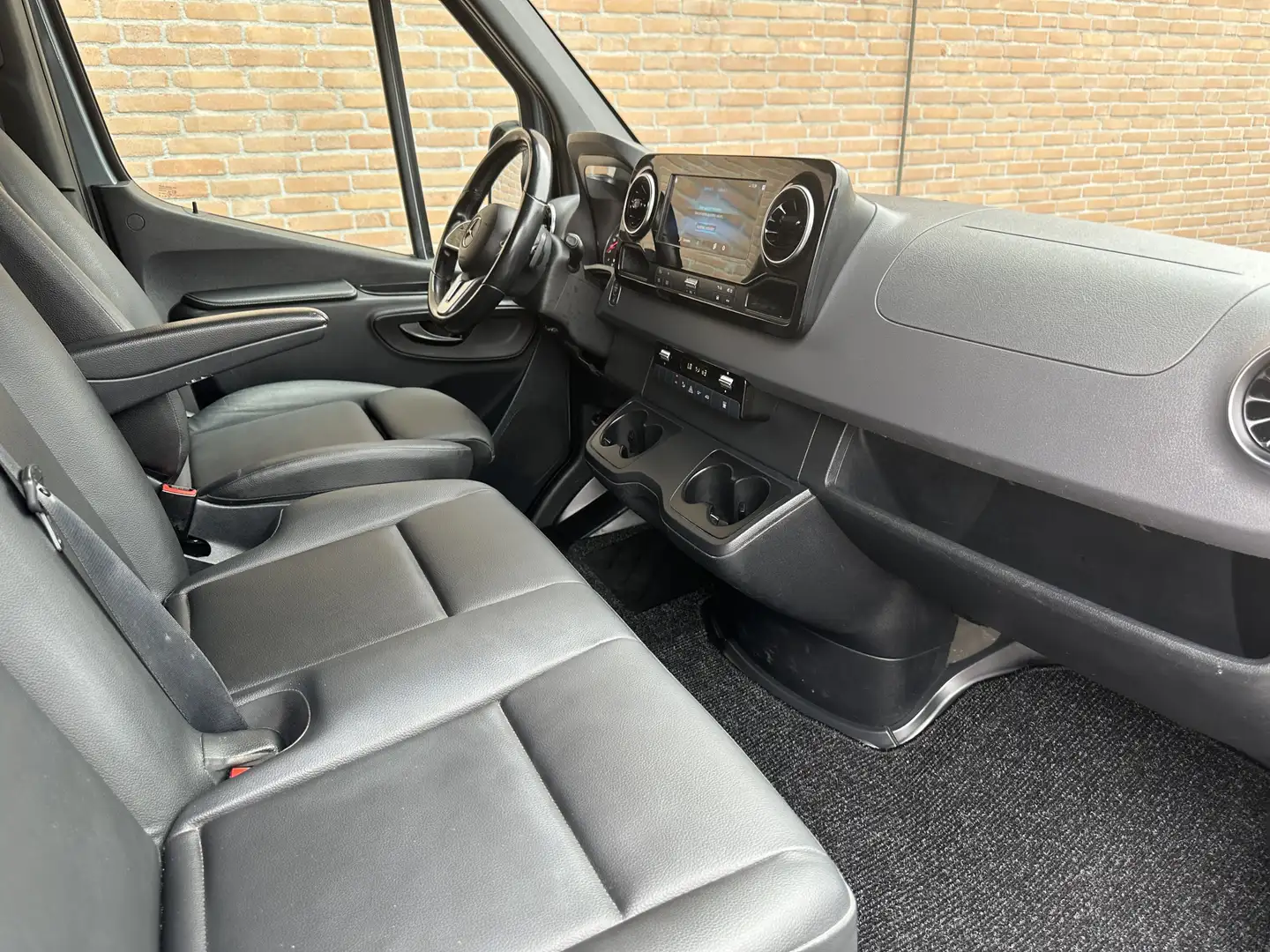 Mercedes-Benz Sprinter 316CDI 164PK L2H2 7G-Tronic / M-BUX / Lederen Bekl Grijs - 2