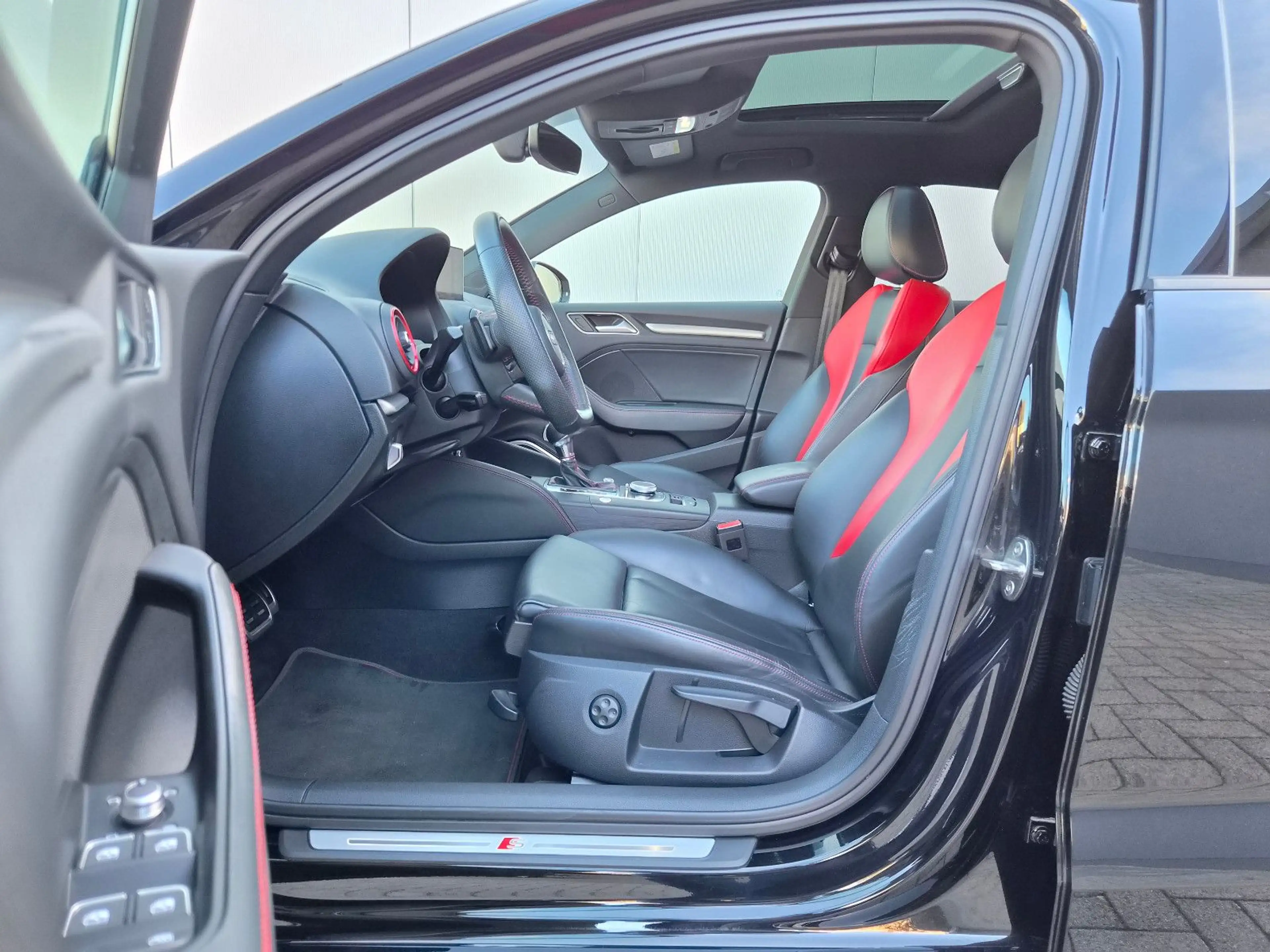 Audi S3 Lim. 2.0 TFSI quattro S-Tronic — photo 9