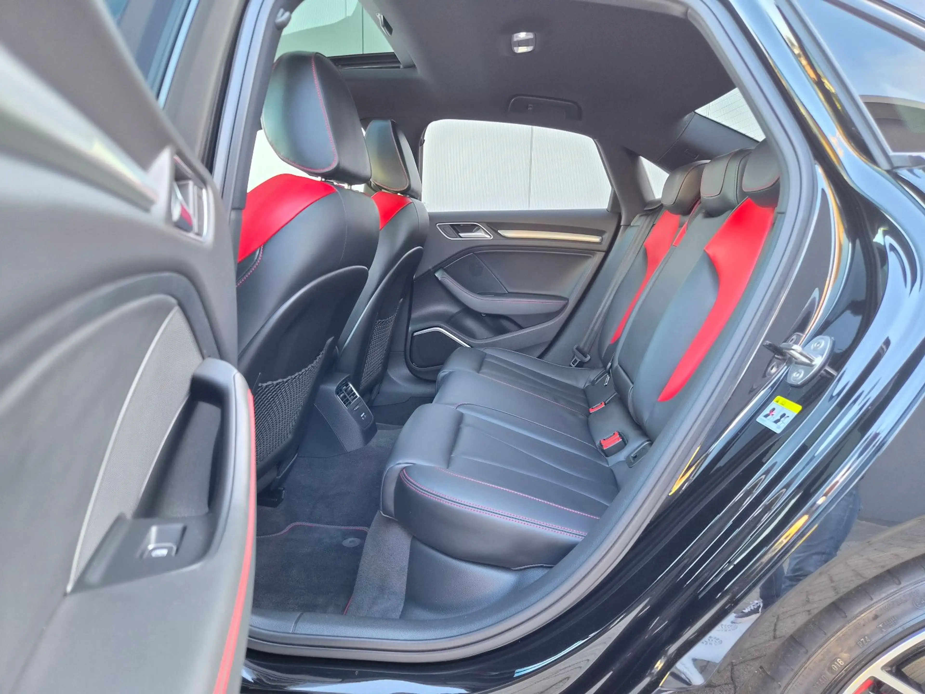 Audi S3 Lim. 2.0 TFSI quattro S-Tronic — photo 11