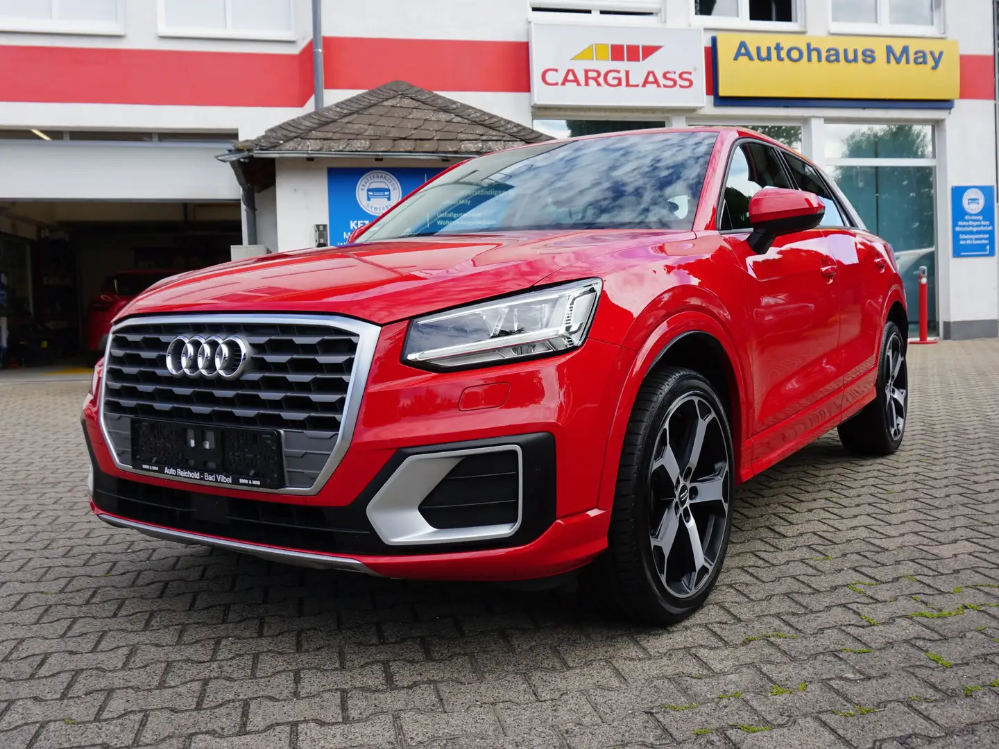 Audi Q2 30 TFSI sport S-Line Anhängerkupplung Rot - 2