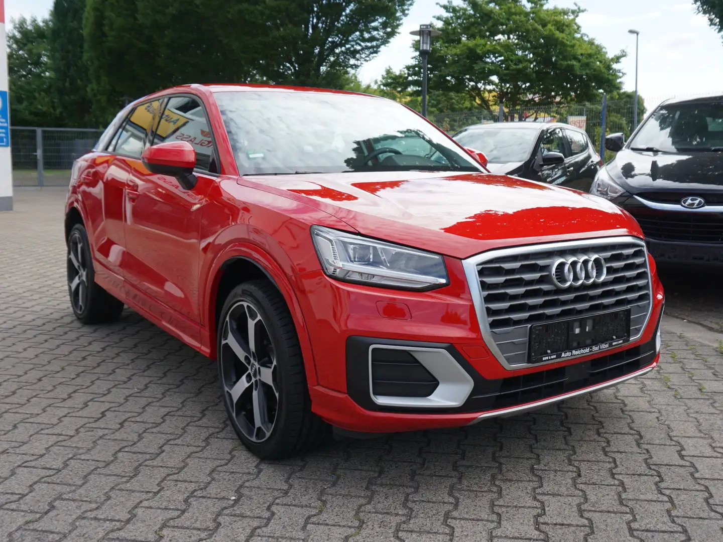 Audi Q2 30 TFSI sport S-Line Anhängerkupplung Rot - 1