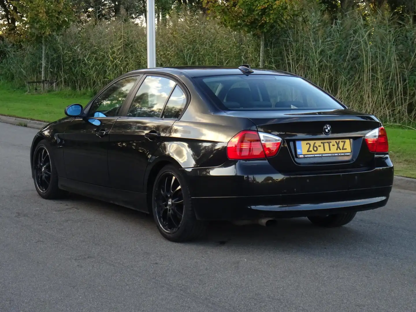 BMW 318 3-serie 318i High Executive NAVI/CLIMA/CRUISE/PDC/ Zwart - 2