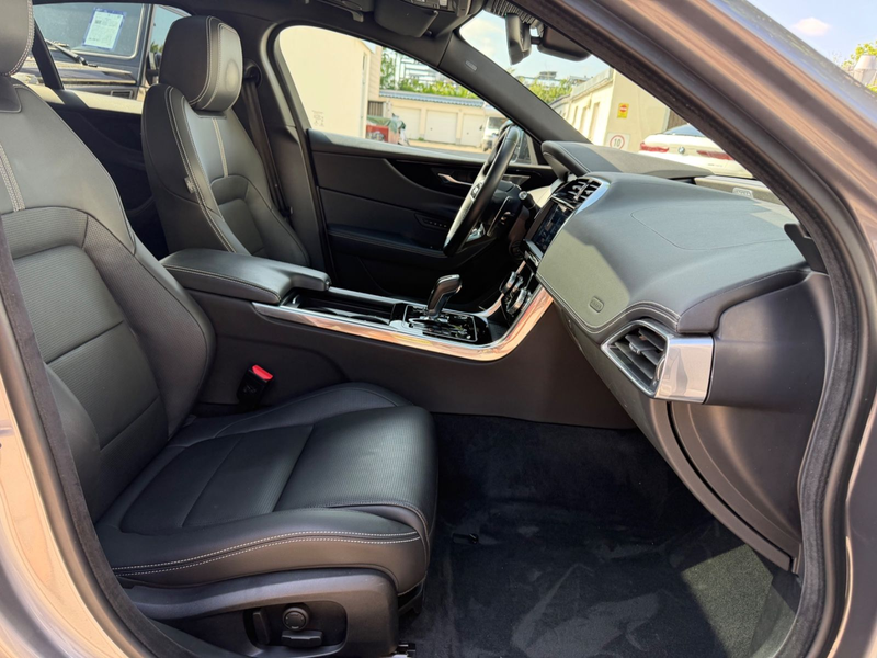 Jaguar XE R-Dynamic Black AUT~Pano~Headup~Kam~Meridia — photo 14
