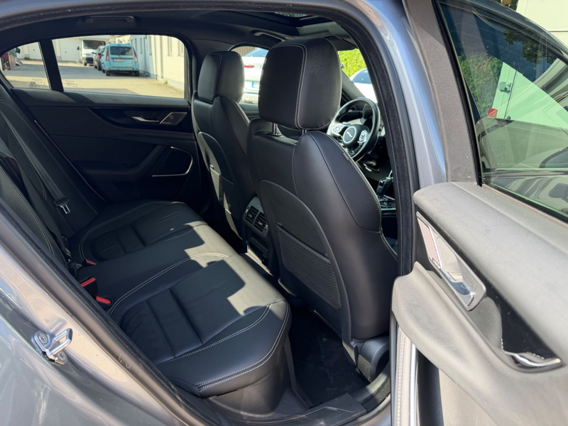 Jaguar XE R-Dynamic Black AUT~Pano~Headup~Kam~Meridia — photo 13