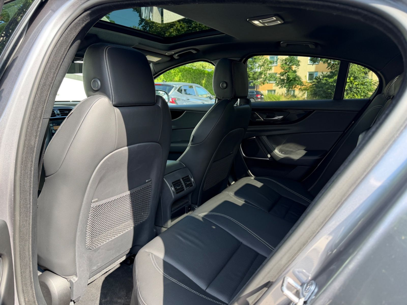 Jaguar XE R-Dynamic Black AUT~Pano~Headup~Kam~Meridia — photo 10