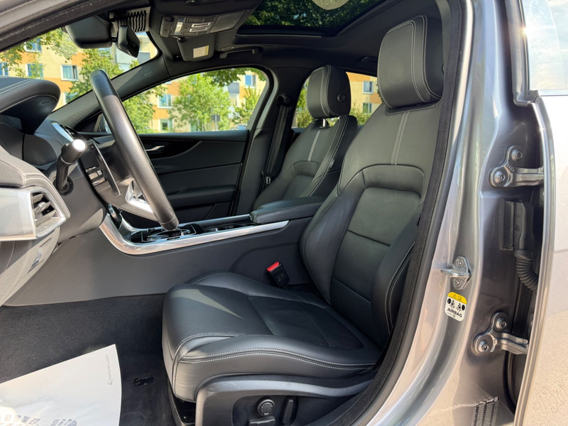Jaguar XE R-Dynamic Black AUT~Pano~Headup~Kam~Meridia — photo 9