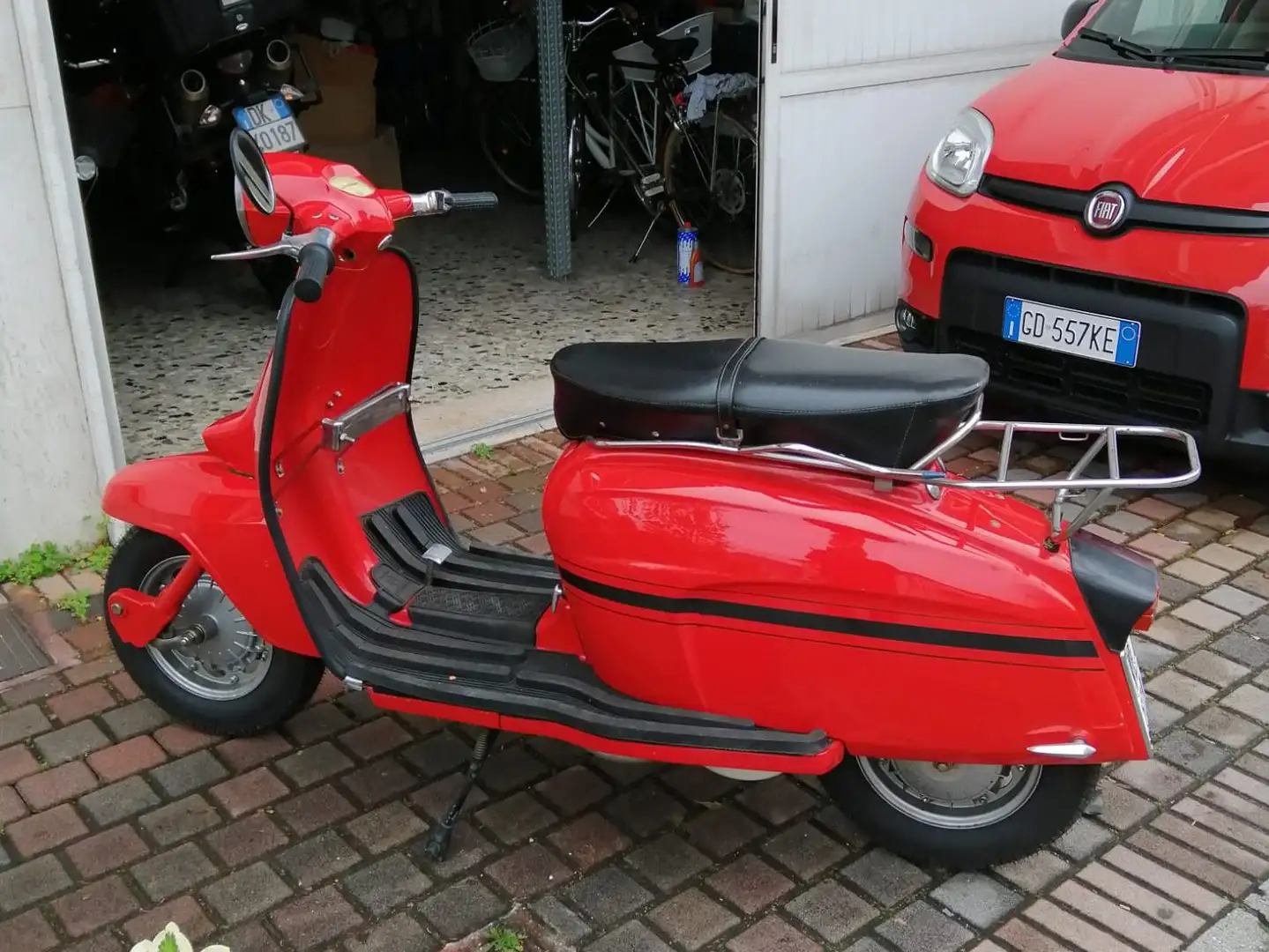 Lambretta 125 Special, Serie 3, Typ 125 LIS Rot - 1