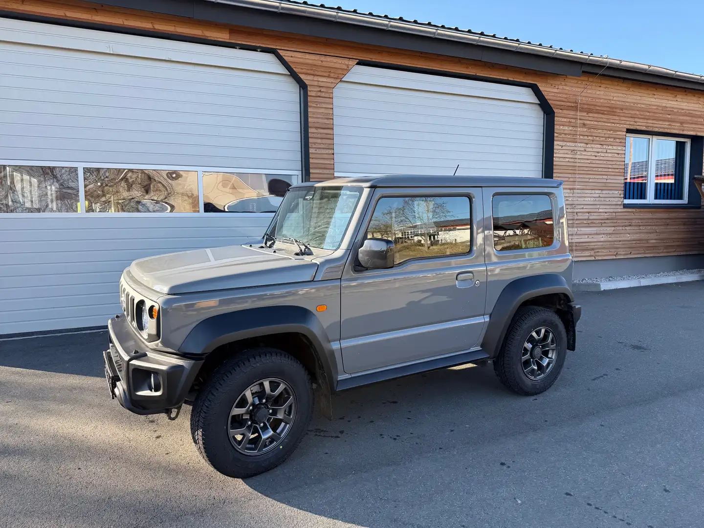 Suzuki Jimny 1.5 ALLGRIP Comfort+ LED 4 Sitze GJ 4x4 Navi LED Grau - 2