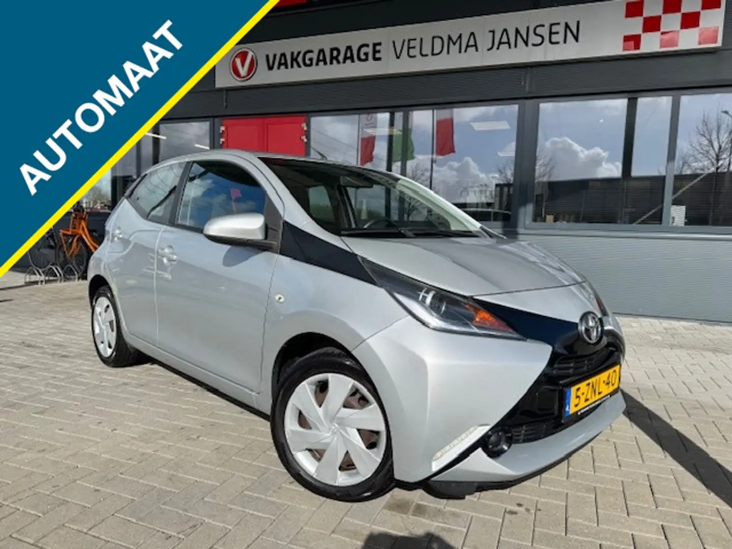 Toyota Aygo 1.0 VVT-i X-PLAY AUTOMAAT + AIRCO/CAMERA/PDC 67.00 Gris - 1