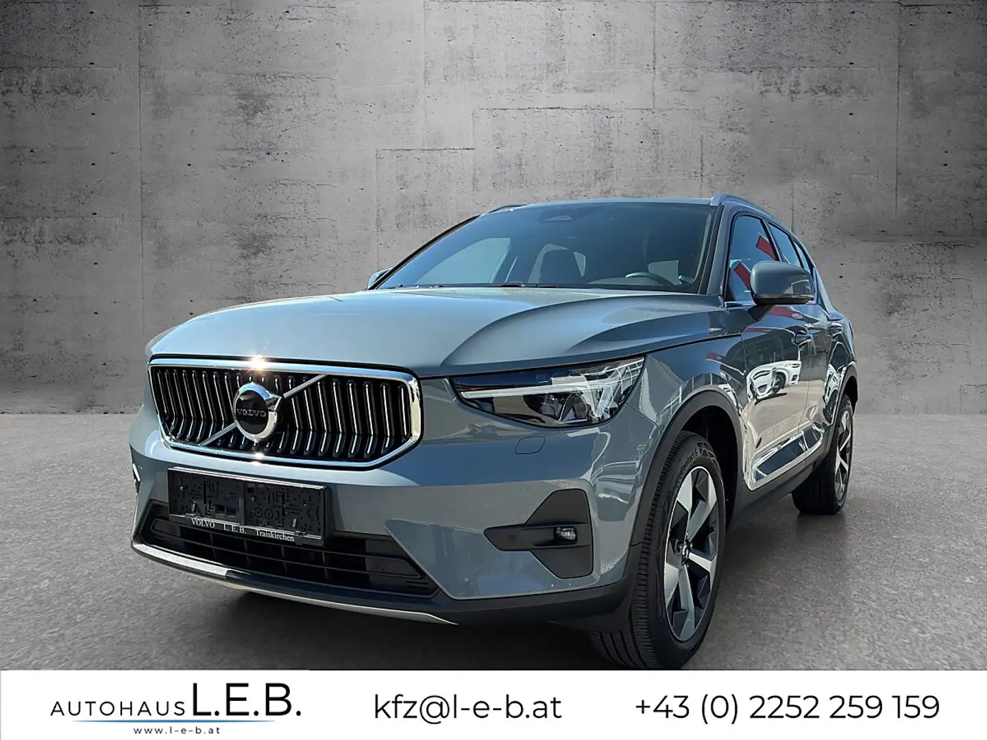 Volvo XC40 B3 Plus Bright Aut. Grau - 1