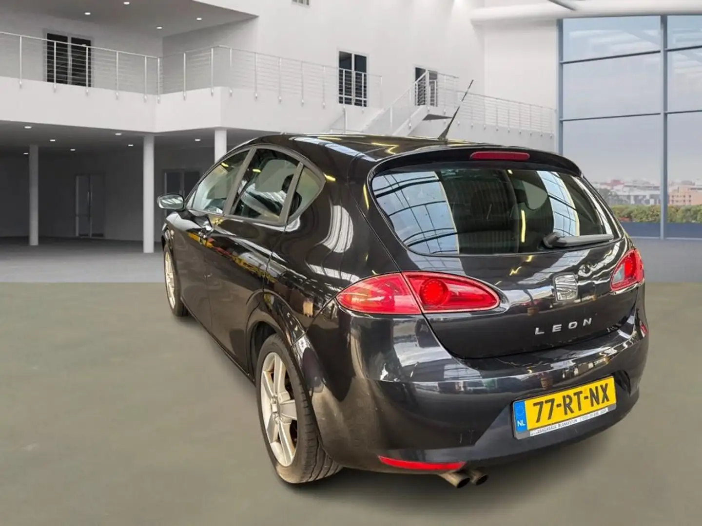 SEAT Leon 2.0 FSI Stylance/AIRCO/APPLE CARPLAY/CRUISE/LEDER Чёрный - 2