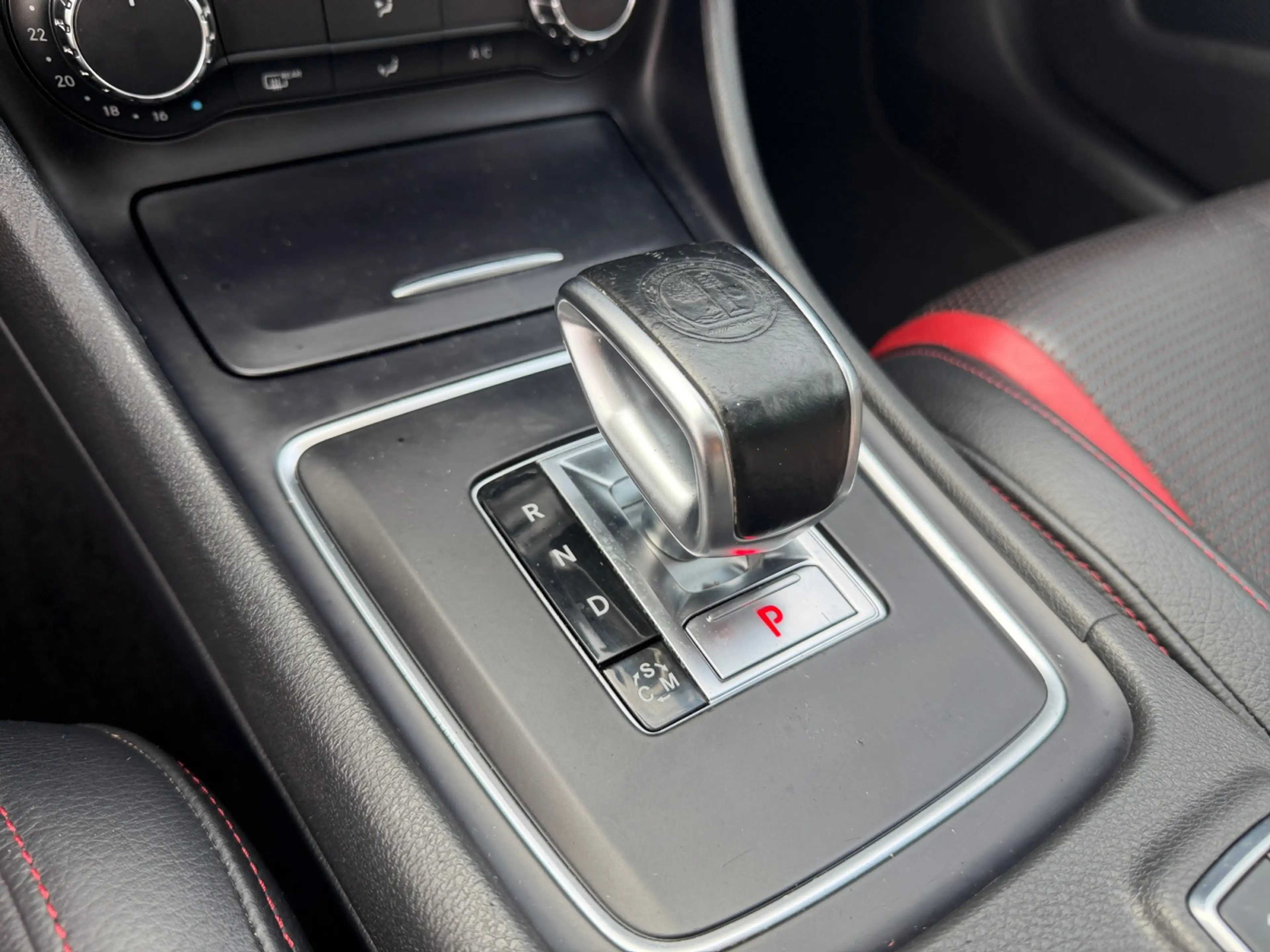 Mercedes-Benz A 45 AMG 4MATIC Edition 1 Performance Interieur, Harman Kar — photo 11