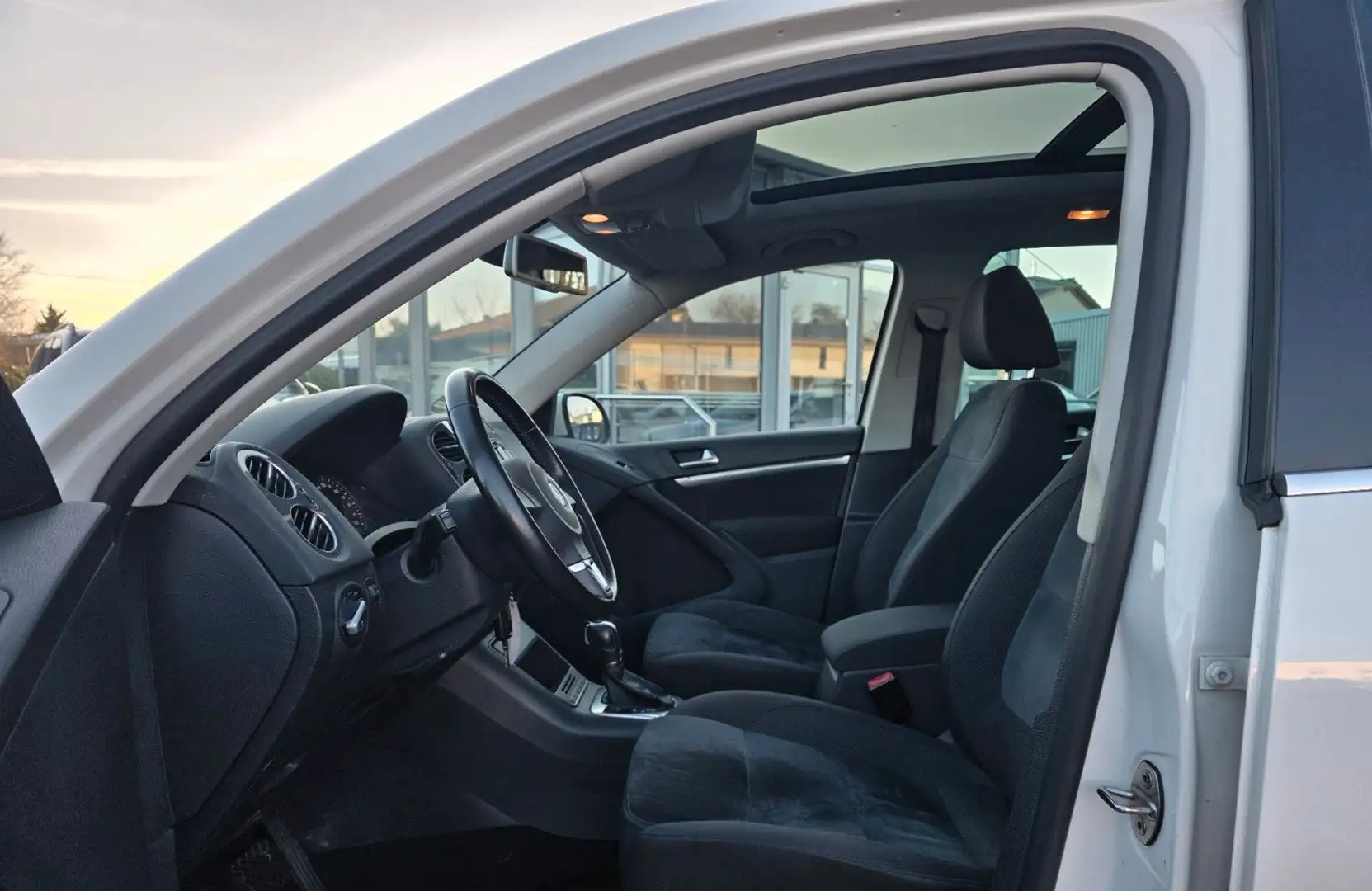 Volkswagen Tiguan 2.0 TDI Sport & Style 4Motion*AHK*StdHz Weiß - 2