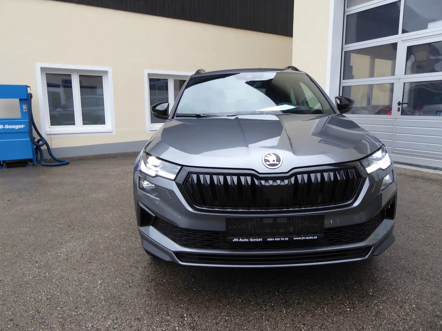 Skoda Karoq 2,0 TDI 4x4 DSG Sportline "Sportline-Paket+" SUV Grau - 2