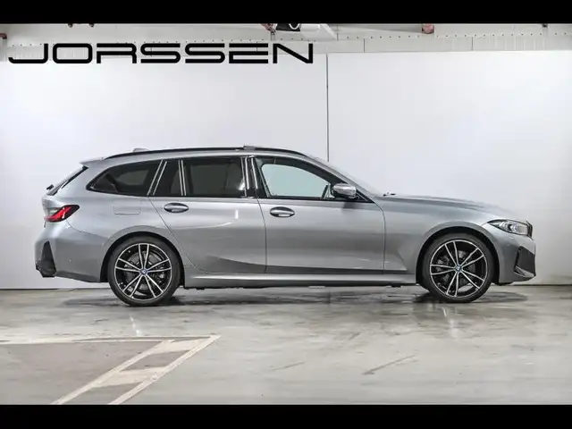 BMW 3 Series view 3