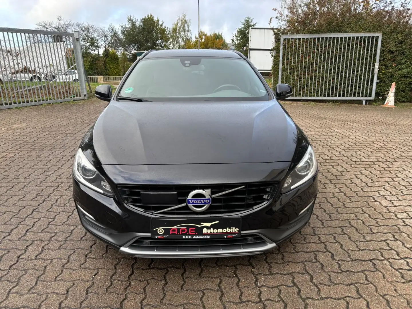 Volvo V60 Kombi Momentum 2.0D Autom Navi Schwarz - 2
