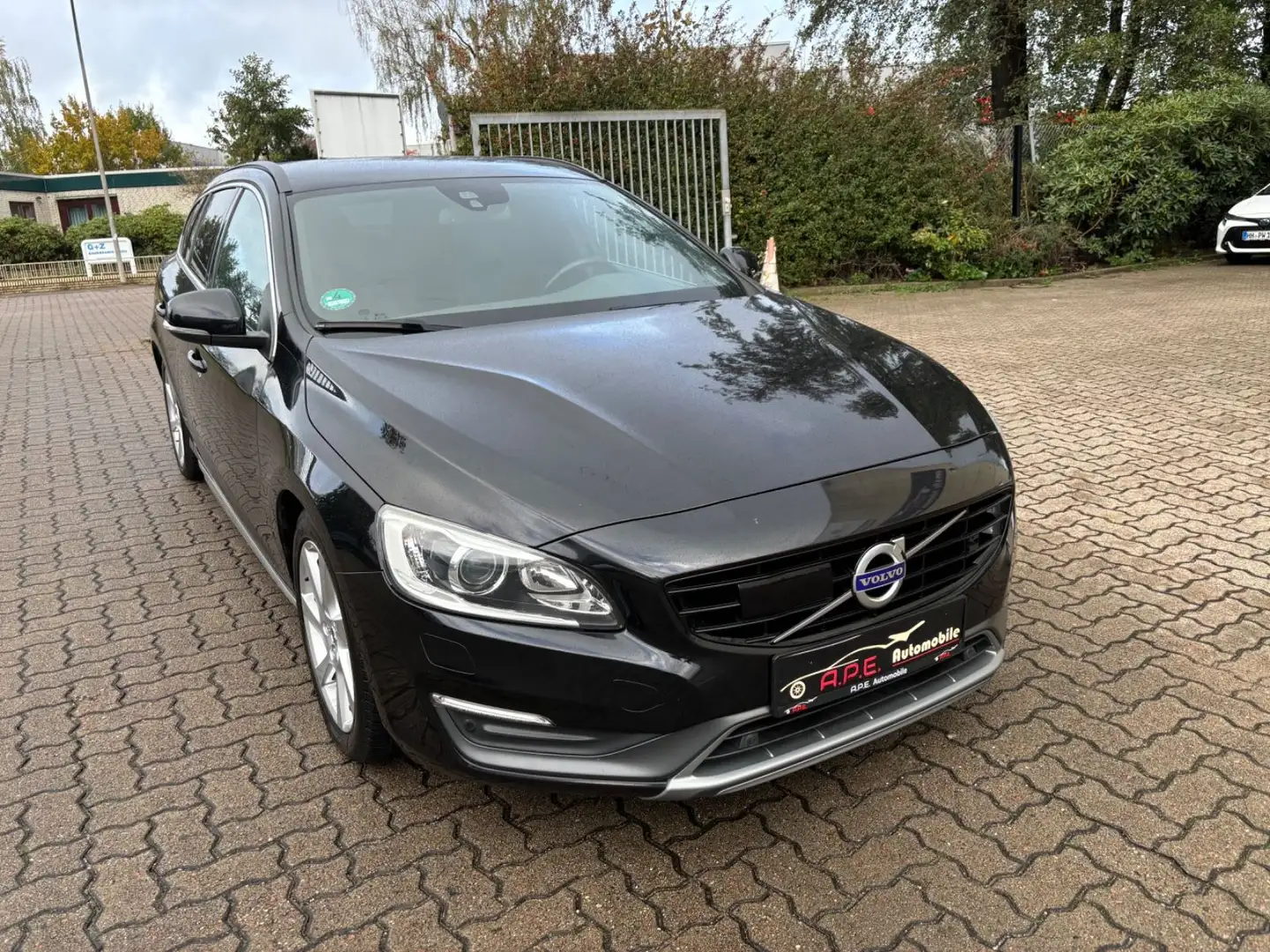 Volvo V60 Kombi Momentum 2.0D Autom Navi Schwarz - 1