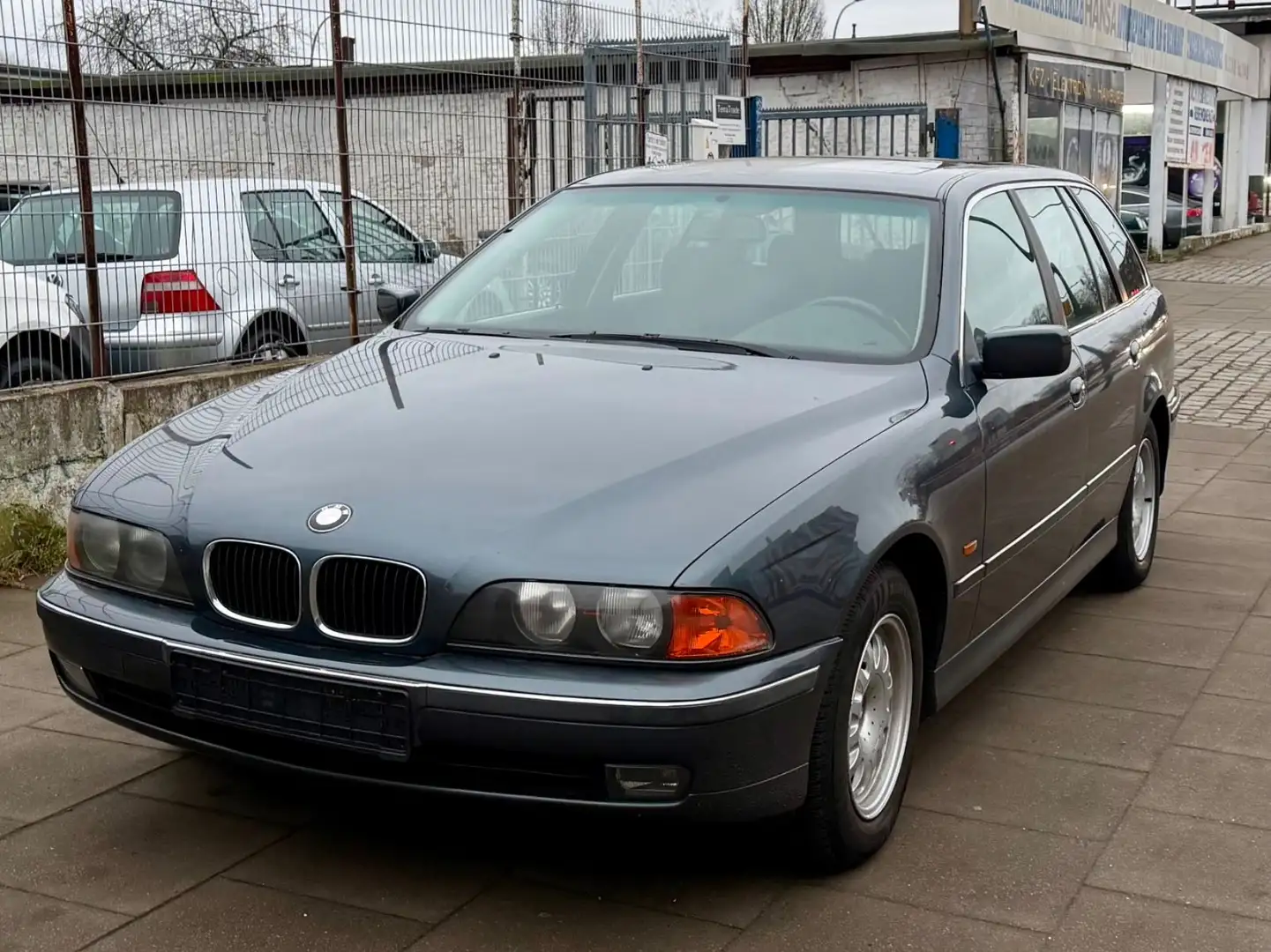 BMW 523 i Touring / AUTOMATIK Grau - 2