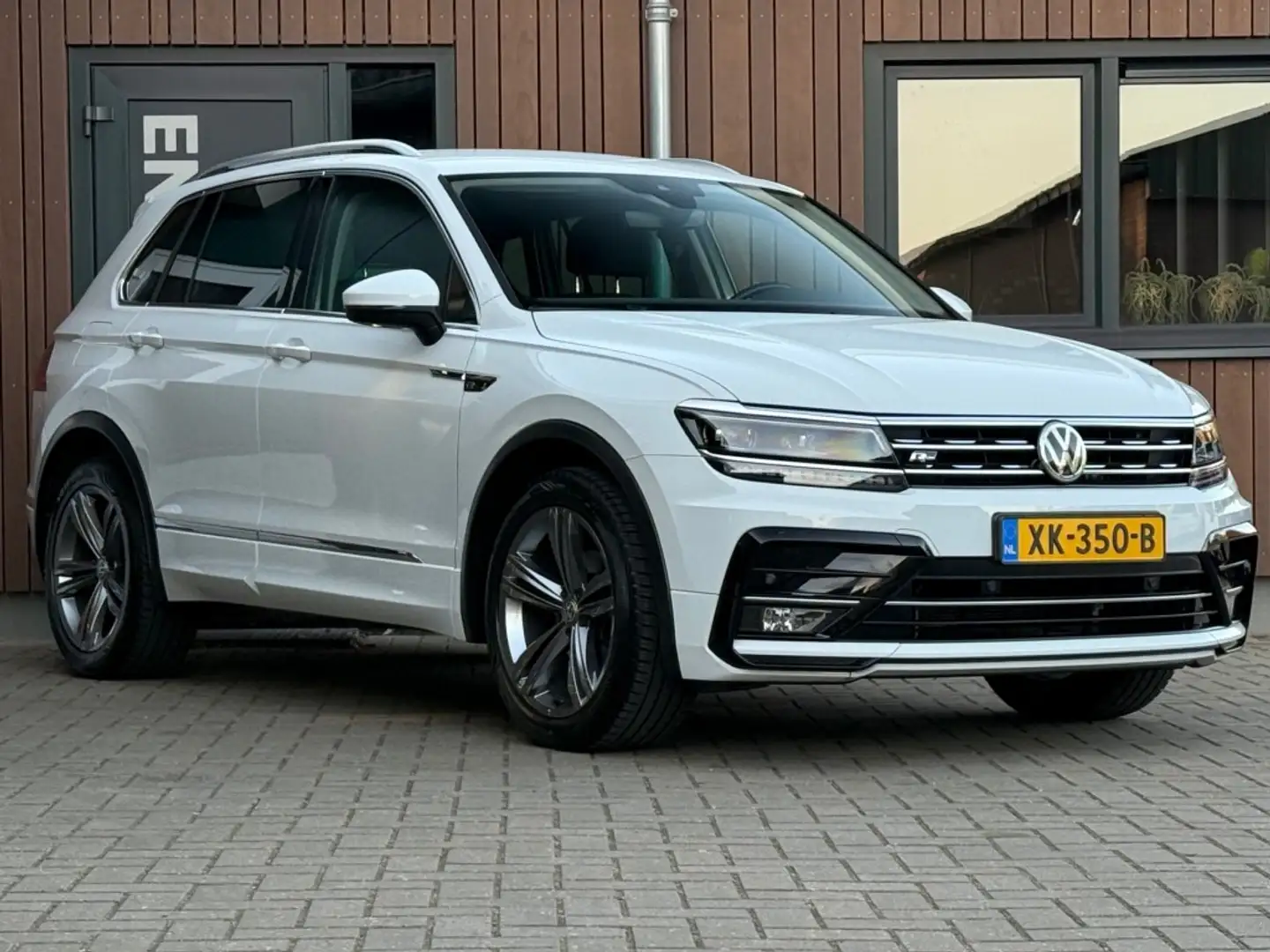 Volkswagen Tiguan 1.4 TSI DSG R-Line Virtueel Led Acc Stoelverw. Wit - 2