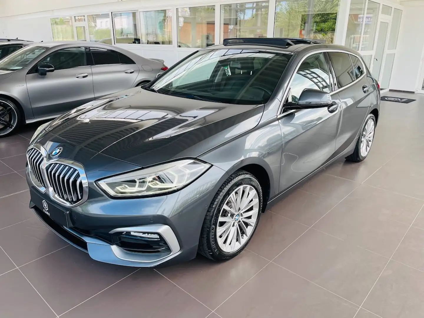 BMW 116 dA ** GARANTIE + LUXURY + TOIT PANO + COCKPIT *** Grijs - 2