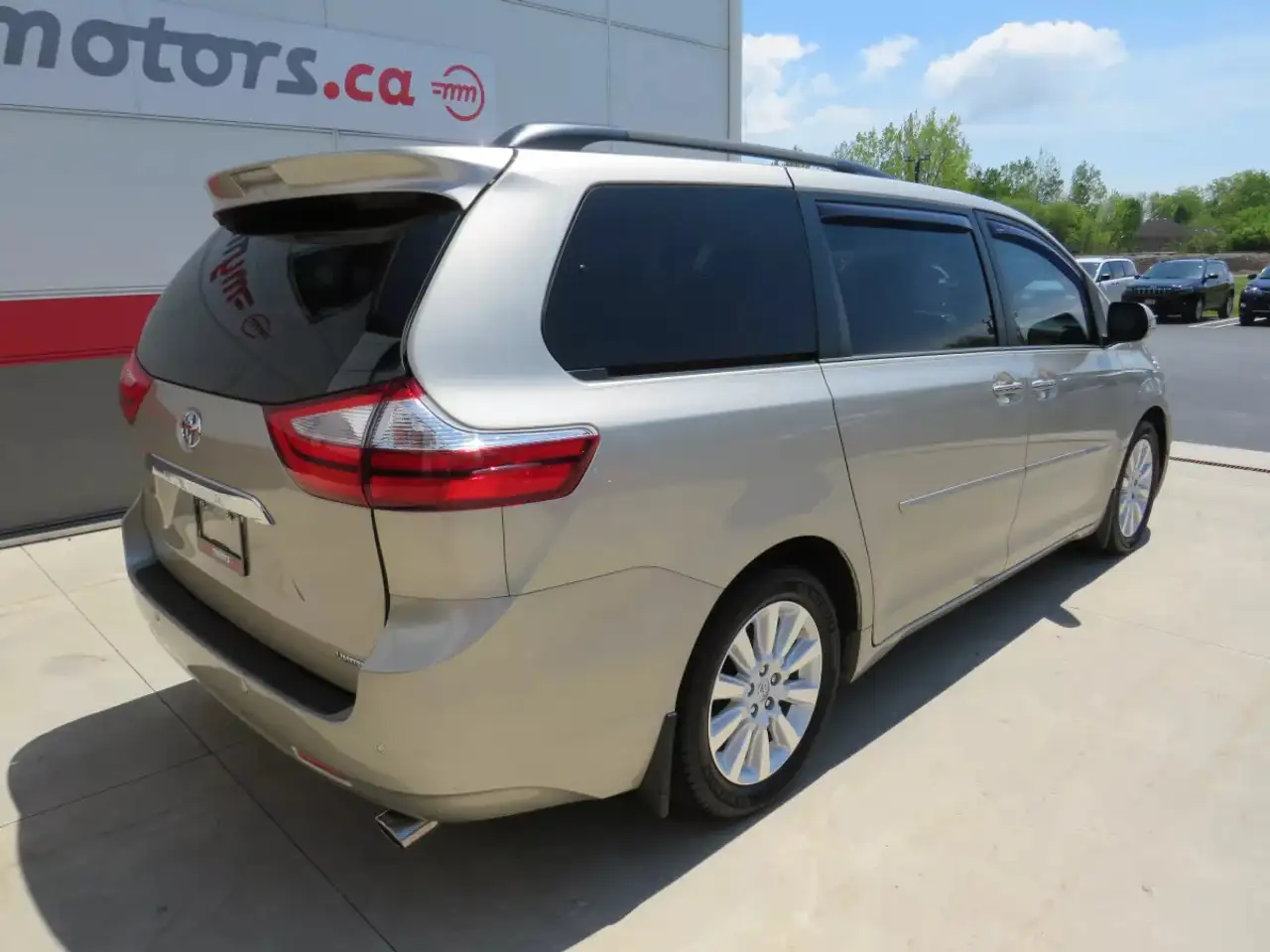 Toyota Sienna снимка Toyota Sienna