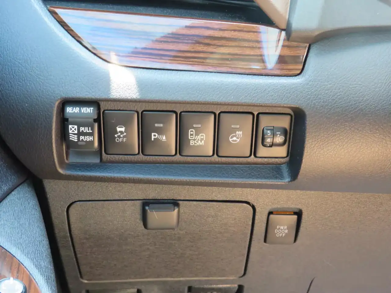 Toyota Sienna снимка Toyota Sienna