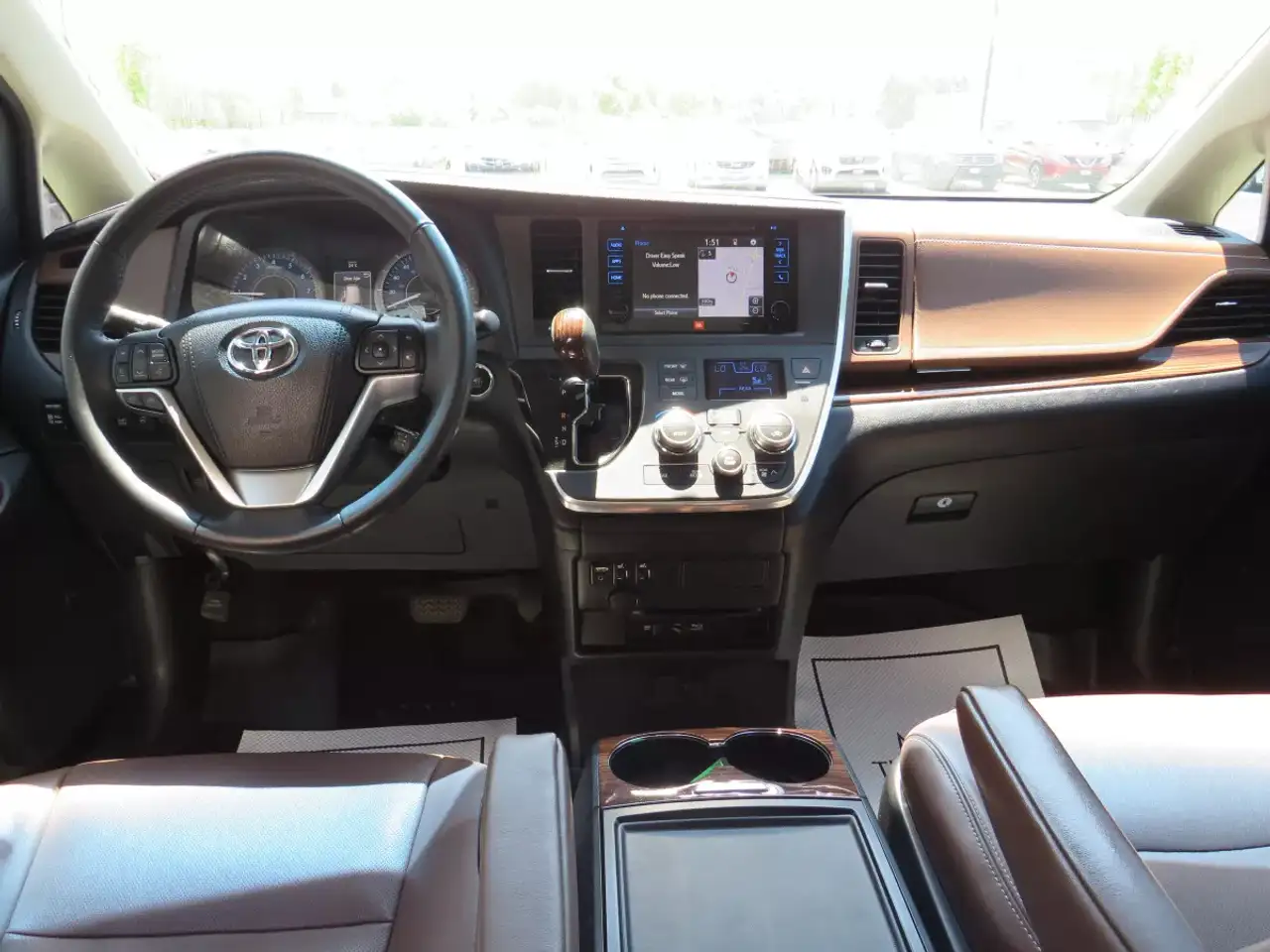 Toyota Sienna снимка Toyota Sienna