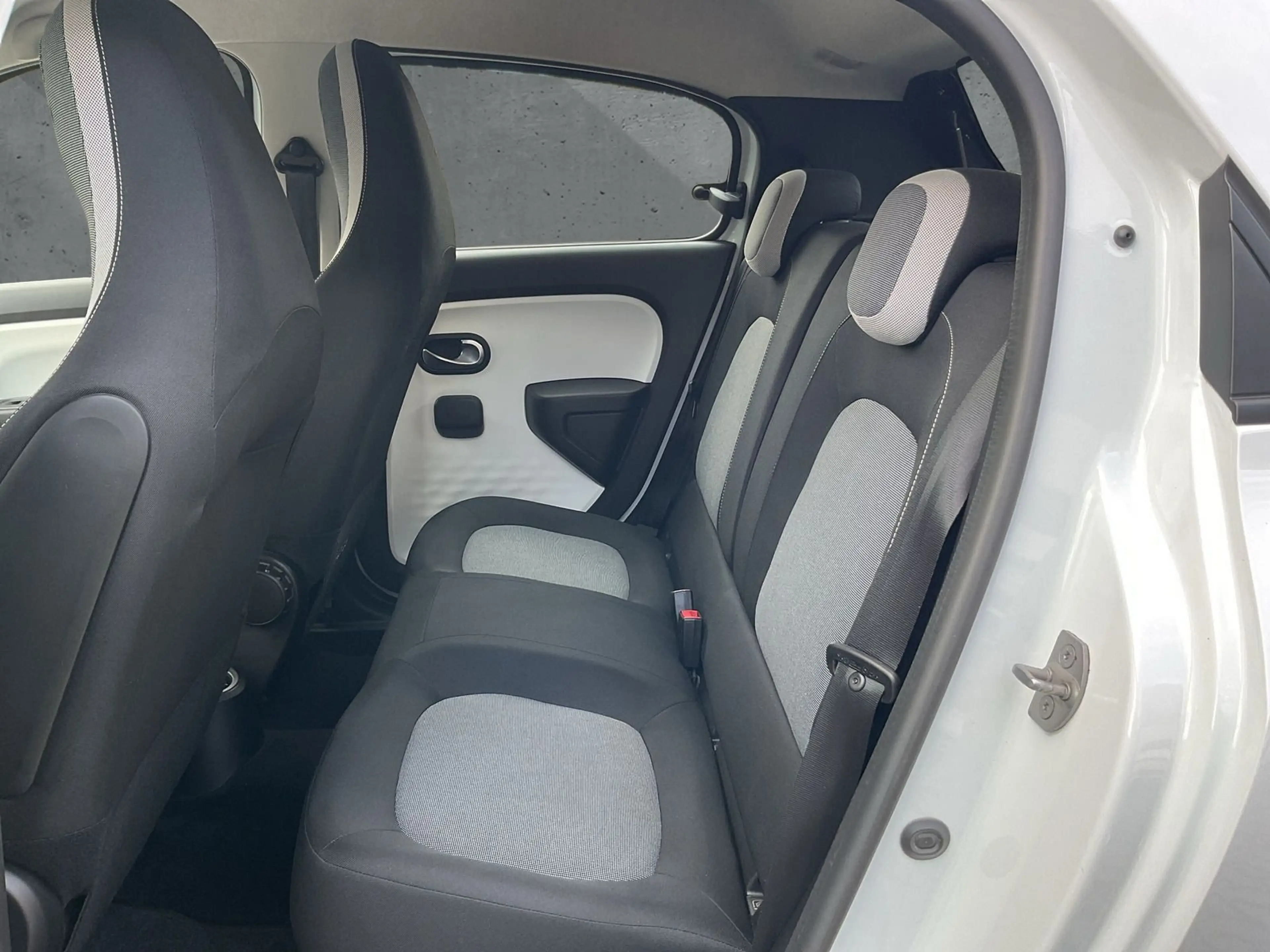 Renault Twingo Zen Electric — photo 11