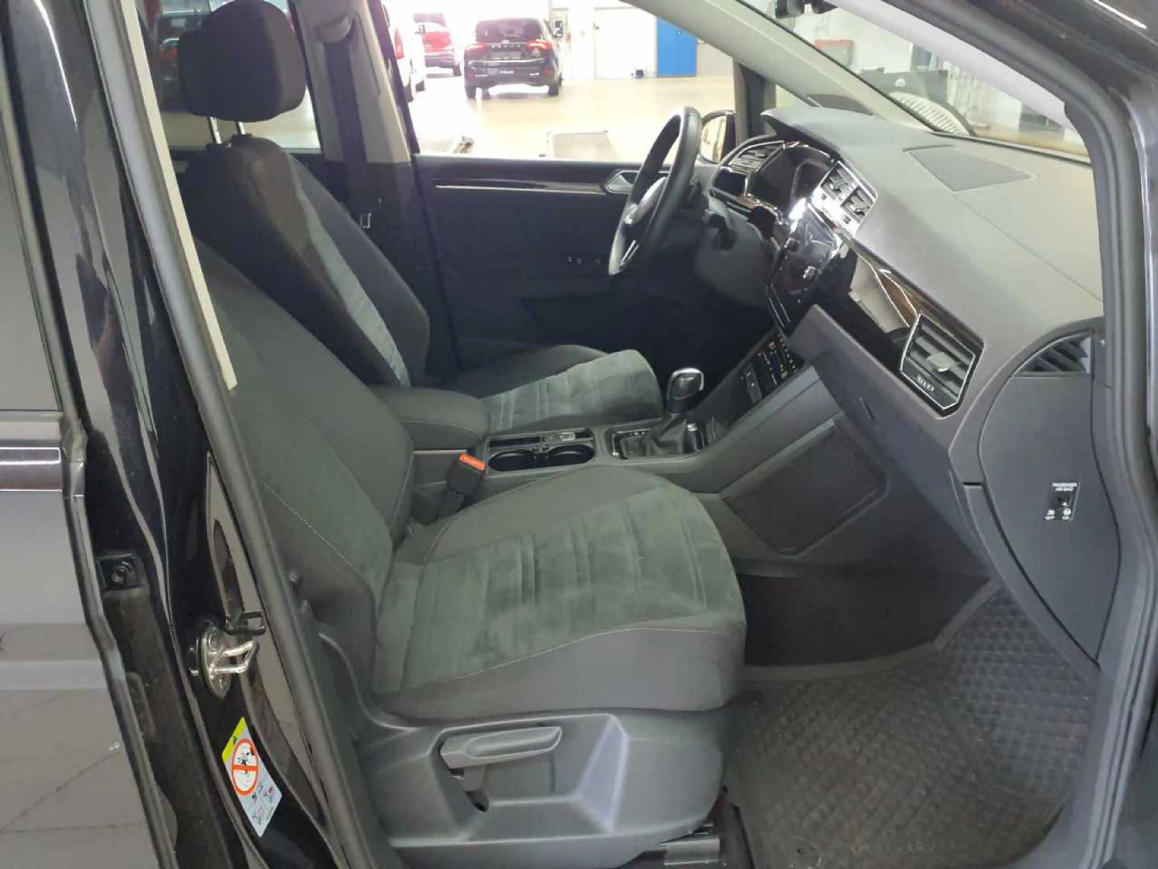 Volkswagen Touran — photo 4
