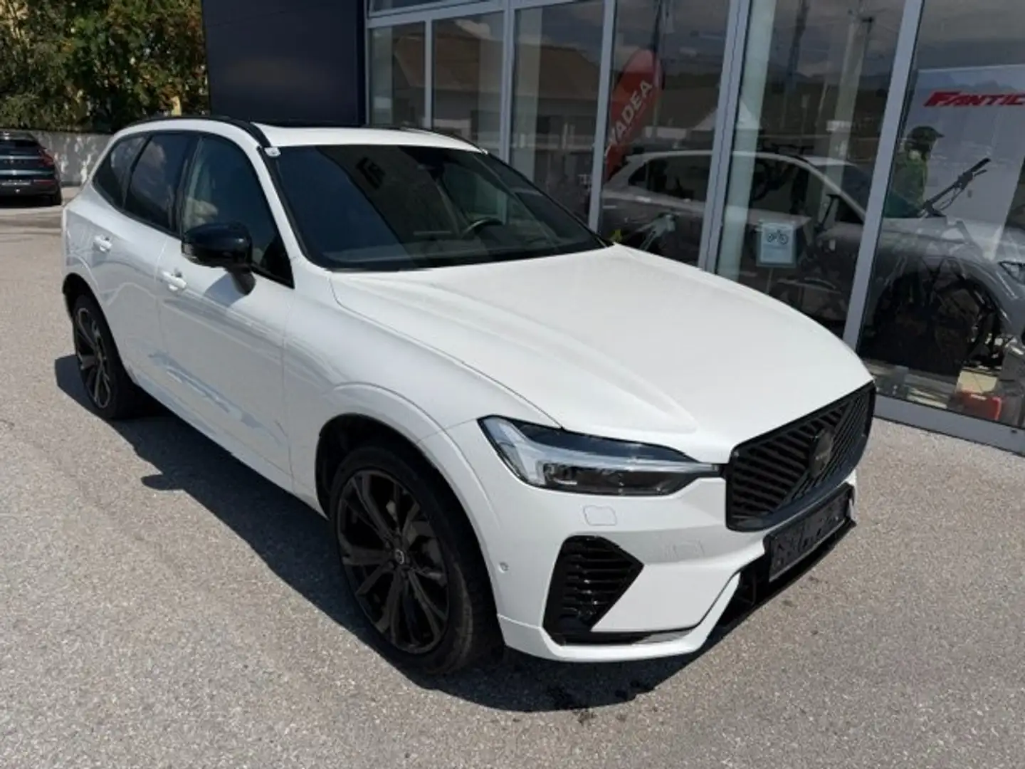 Volvo XC60 XC60 T6 AWD PHEV Ultra Black Edition *27.500km* Weiß - 1