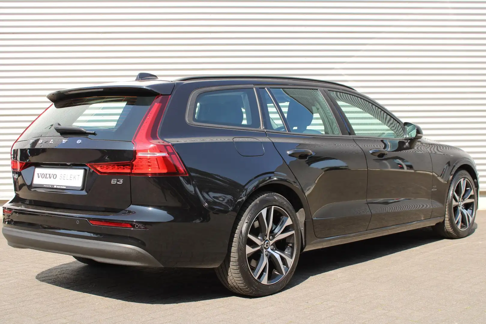 Volvo V60 B3 Automaat Essential Edition | Trekhaak Elektrisc Schwarz - 2