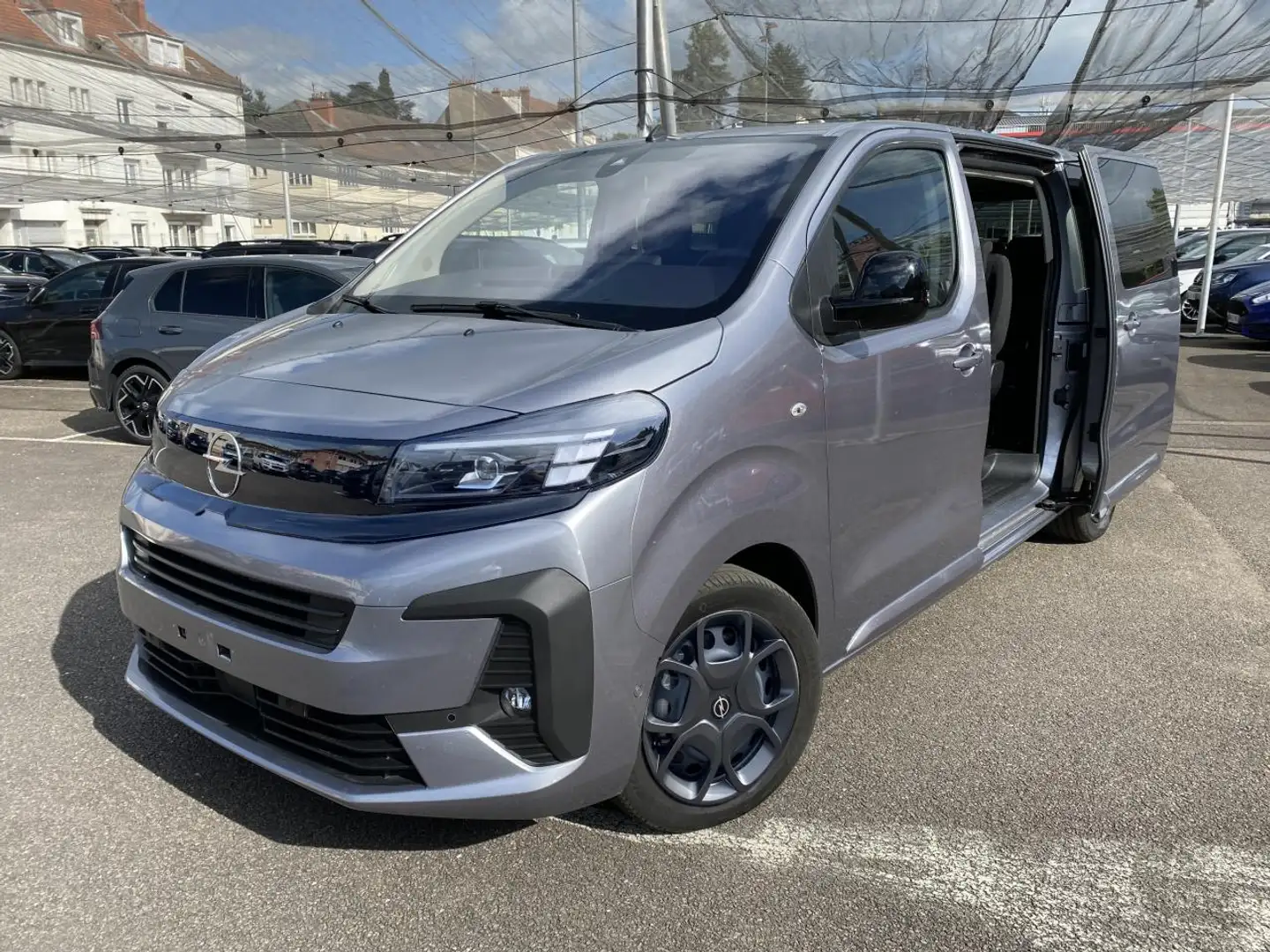 Opel Zafira (2) XL 2.2 BlueHDi 180 EAT8 S\u0026S Business 9PL CLIM AUTO / CAMERA / SIEGES CHAUFFANTS Gris - 1