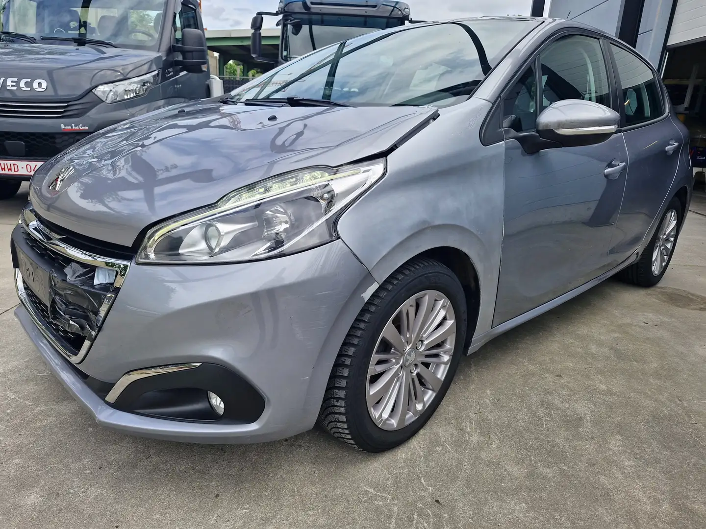 Peugeot 208 1.2i PureTech Active S ... accidentee ! ! ! Gris - 1