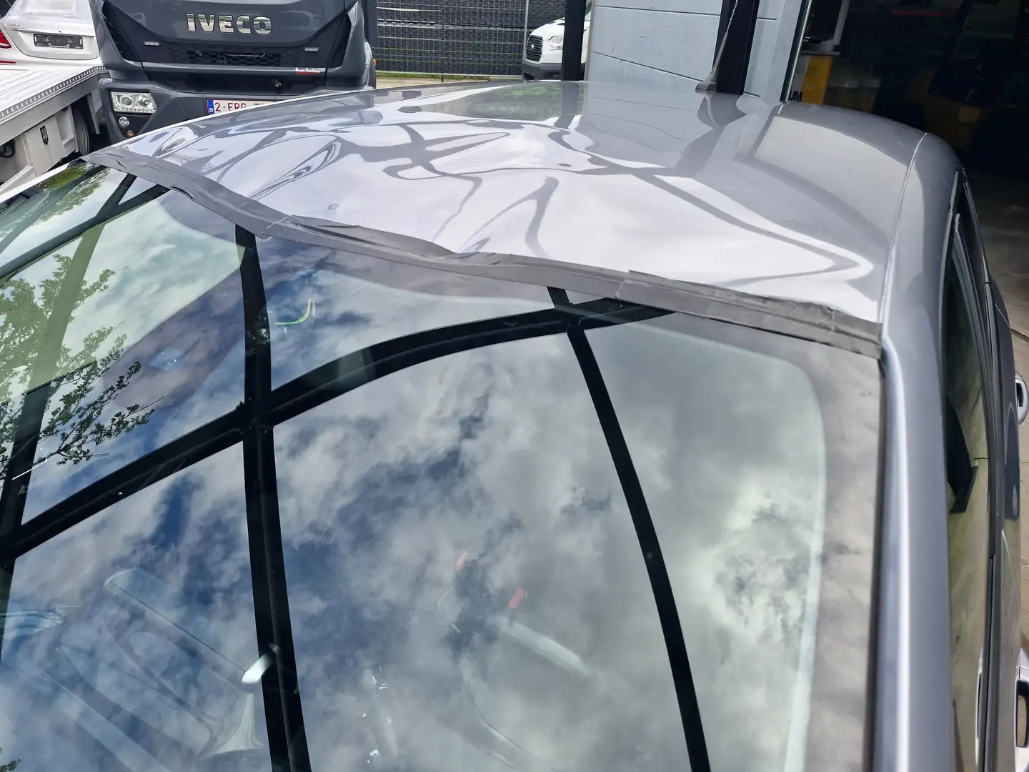 Peugeot 208 1.2i PureTech Active S ... accidentee ! ! ! Gris - 2