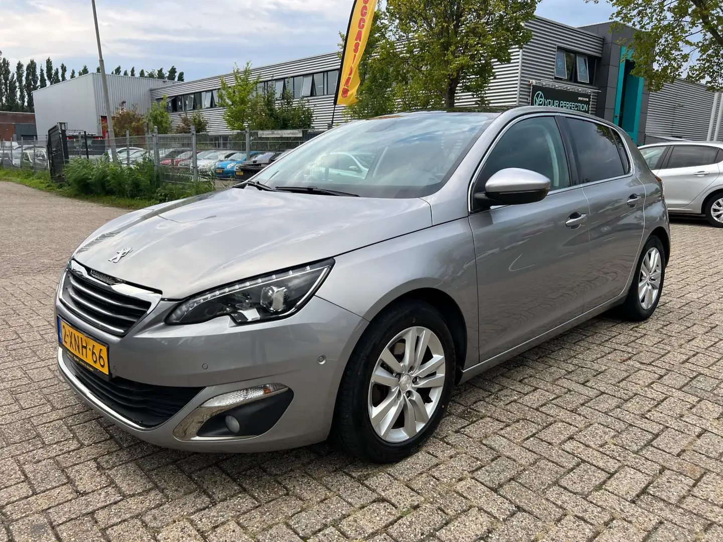 Peugeot 308 1.2 PureTech Allure - Camera - Navi - Panorama Grijs - 2