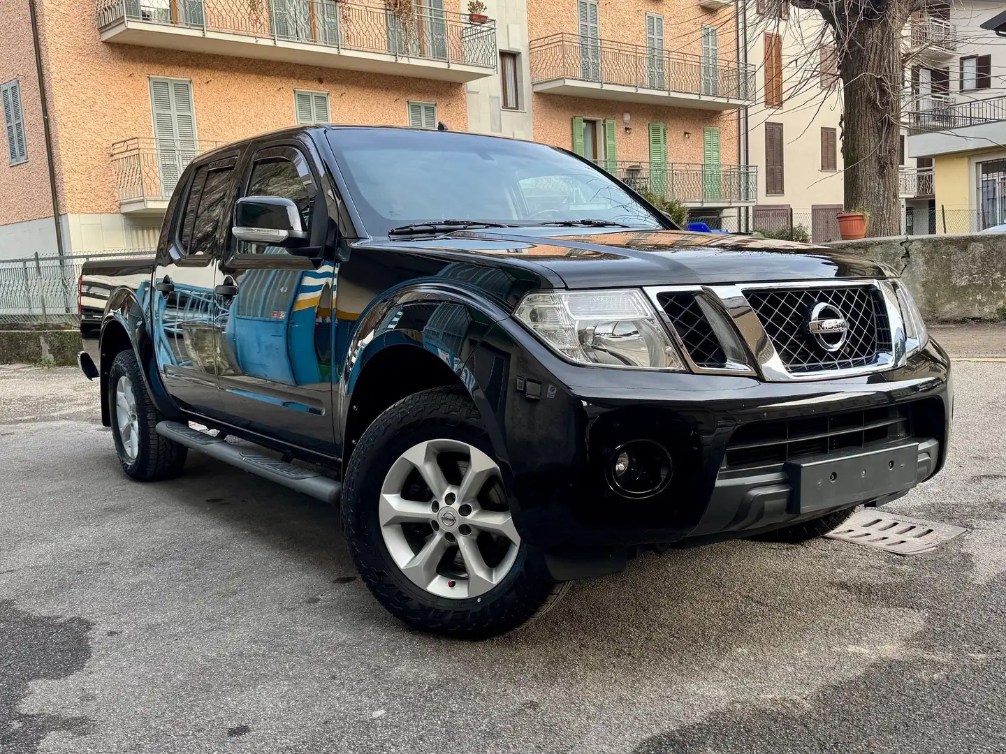 Nissan Navara 2.5 dCi Double Cab SE 4x4 LB Noir - 1