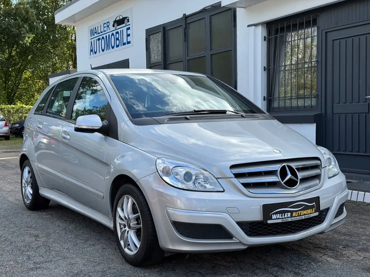 Mercedes-Benz B 180