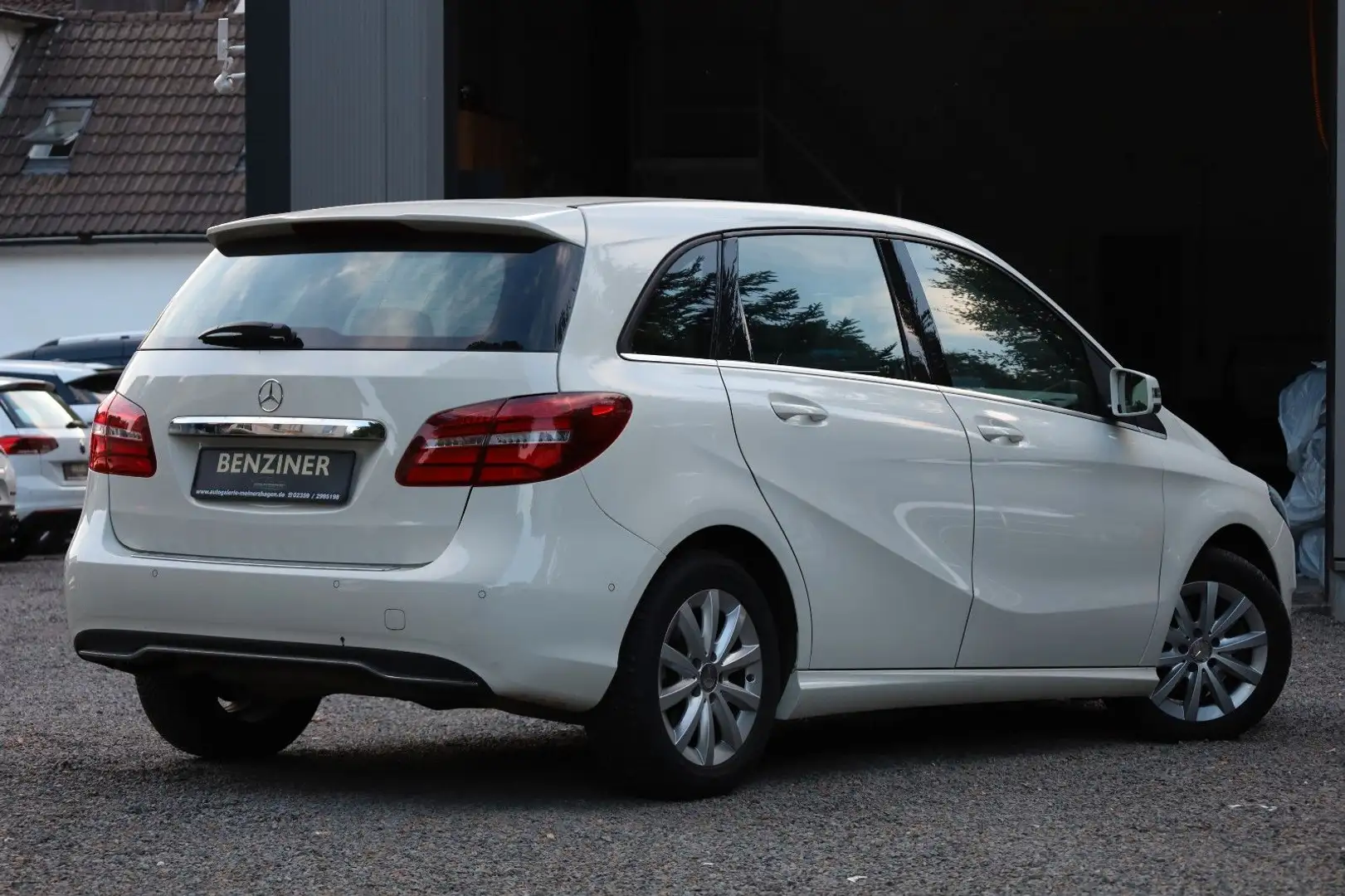 Mercedes-Benz B 180 Style/KLIMA/SHZ/TEMPO/NAVI/LED/ Weiß - 2