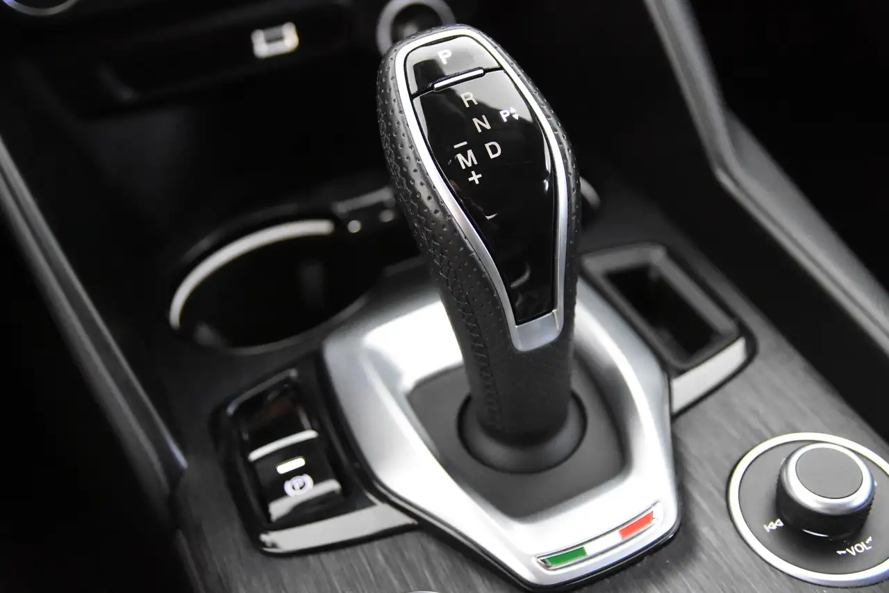 Alfa Romeo Giulia 2022 — фото 11